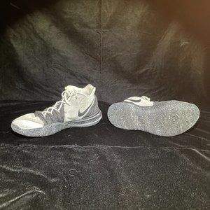 Size 8.5 - Nike Kyrie 3 Cookies and Cream 2017